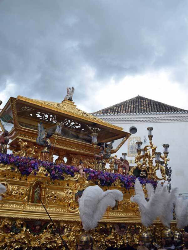 La lluvia impide salir a su hora la procesión de la Soledad el Viernes Santo.