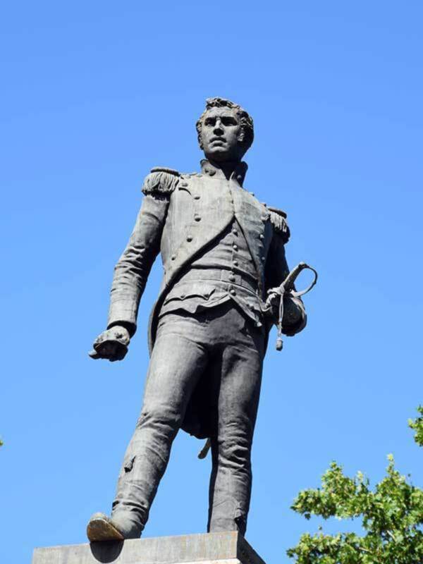 Coincidiendo con  el 250 aniversario de su nacimiento en Sevilla, las autoridades militares homenajearon al capitán Luis Daoiz, héroe de la Guerra de