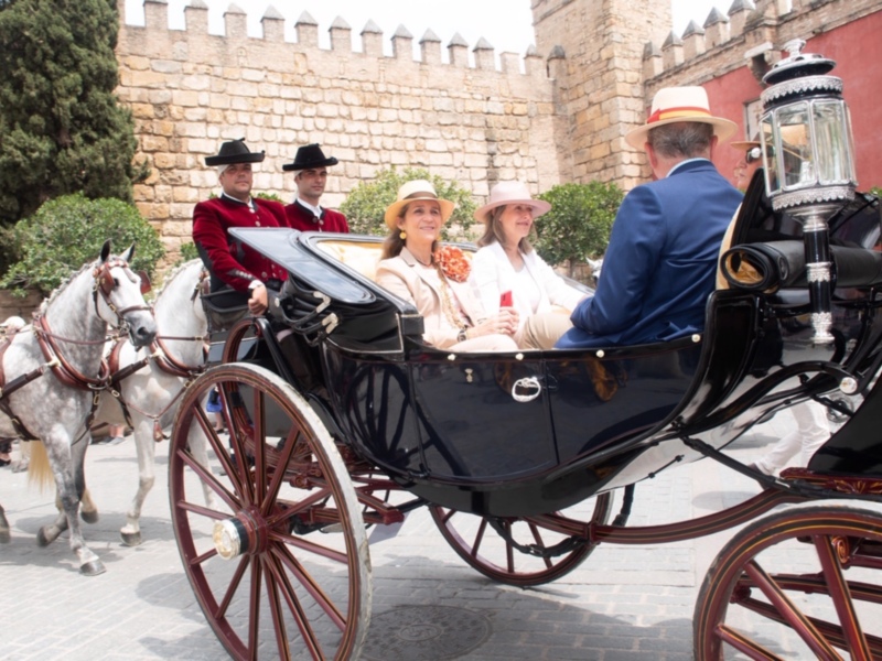 La Infanta Elena entrega el trofeo de campeón de campeones del VI CIAT ‘Ciudad de Sevilla’ a Jacinto Planas Ros