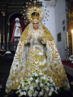 Incienso, oscuridad, y silencio en la procesión de la  Hermandad de la Vera-cruz en la provincia de Sevilla.