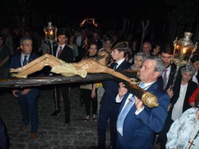 La procesión de bajada de la hermandad de la Vera-cruz cinco veces centenaria se realizó en silencio y a oscura, como mandad su ritual.