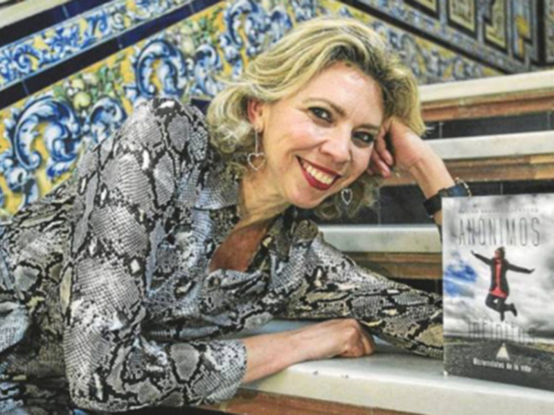 La periodista Clara Guzman  presento  "Anónimos infinitos" en la Casa de Ceuta
