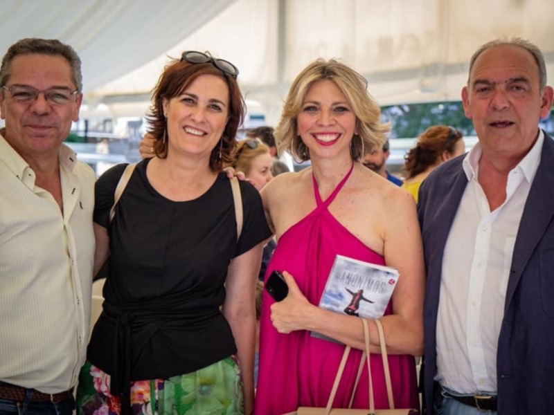 Gran éxito de público y de ventas en la presentación del libro de Marina Bernal Anónimos Infinitos en la Feria del Libro de Sevilla
