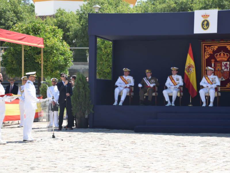 Entrega de la Bandera de combate al Buque “Audaz” en el muelle de las Delicias de Sevilla.