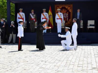 La esposa del teniente hermano mayor de la Real Maestranza de Caballería madrina de la entrega de la Bandera de Combate al Buque “Audaz"