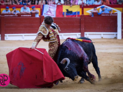 El Juli desoreja a un toro de Garcigrande de vuelta al ruedo