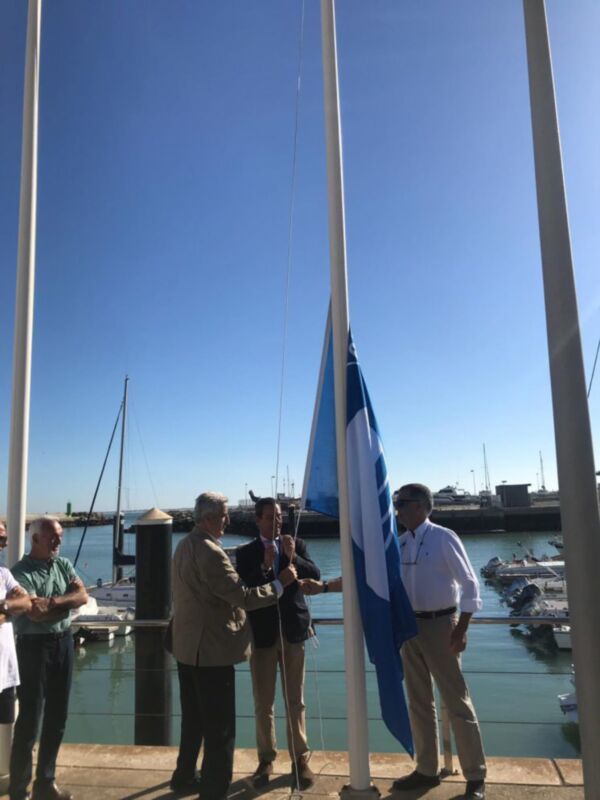 La Bandera Azul de los Mares Limpios de Europa ondea un año más en el puerto deportivo de Chipiona