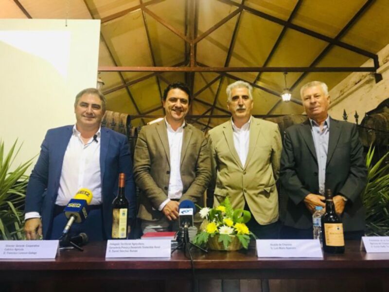 El delegado de Agricultura entrega una resolución de ayuda ITI a la Cooperativa Católico Agrícola de Chipiona