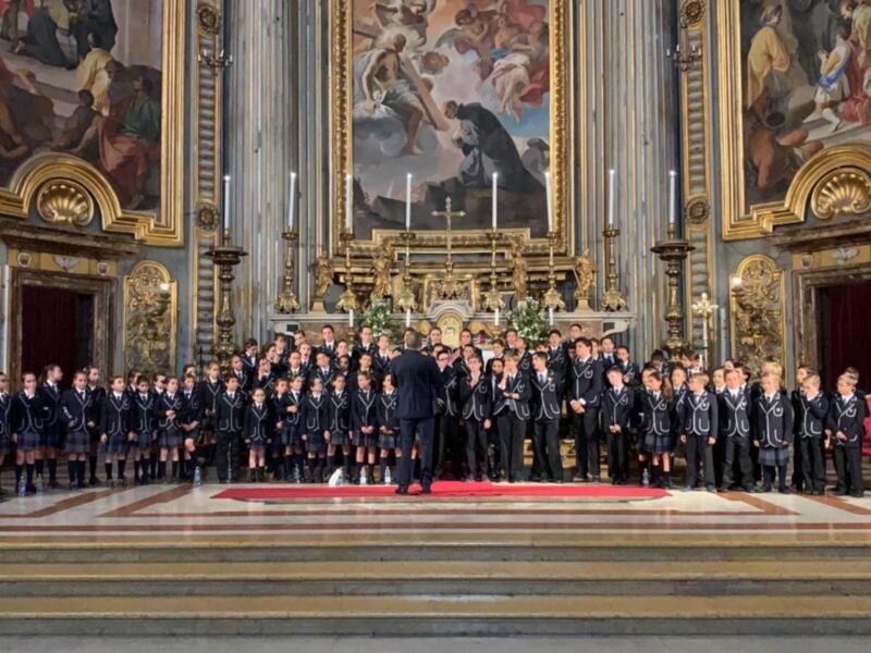 El coro del colegio sevillano Yago School le canta al Papa en el Vaticano