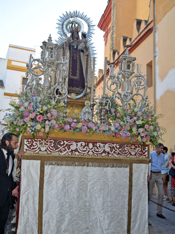 La Virgen del Carmen procesionó por el arrabal trianero