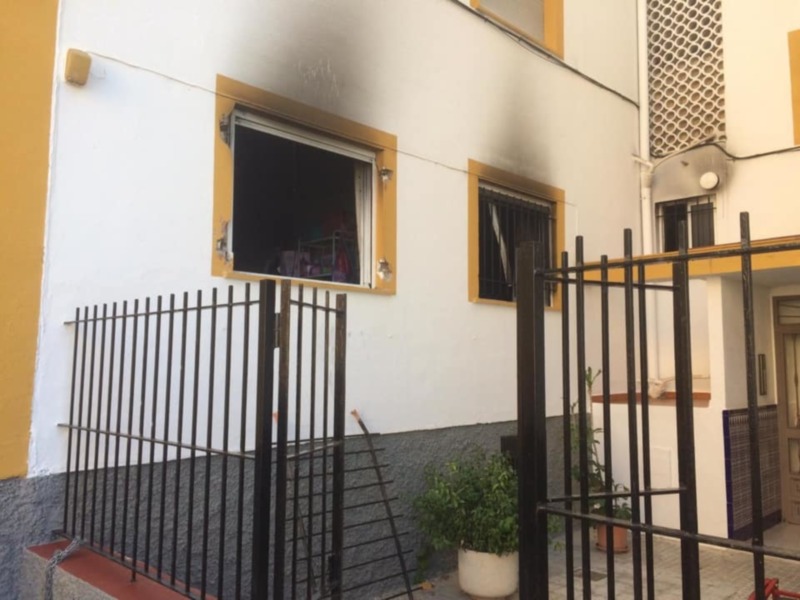 La rápida actuación de un vecino y de la Policía Local hace posible el rescate de cuatro personas en un incendio en Virgen de Palomares