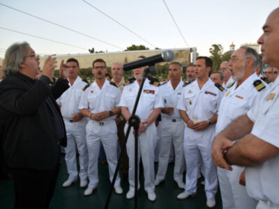Un grupo de oficiales y marinero de la armada entonó la “Oración al Ocaso” en el barco “Luna de Sevilla”