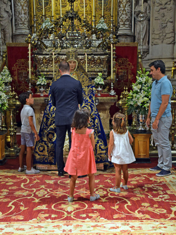Los sevillanos no faltaron a su cita agosteña con su patrona la Virgen de los Reyes