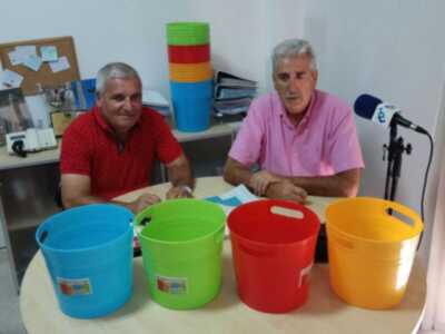 Acitur ha entregado hoy 100 papeleras al Ayuntamiento de Chipiona para su uso en la campaña de limpieza en la hostelería local