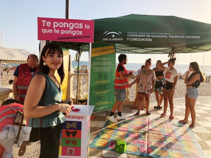 La campaña ‘Te pongas lo que te pongas’ previene contra las enfermedades de transmisión sexual en la playa de Regla