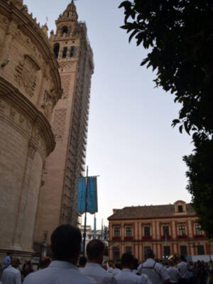 Pasacalle con la municipal de Sevilla por el día de víspera de la Virgen.