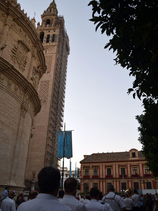 Pasacalle con la municipal de Sevilla por el día de víspera  de la Virgen.
