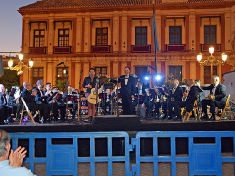 Concierto de víspera en la plaza virgen de los Reyes