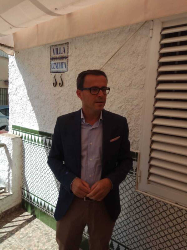 El presidente de la Diputación de Badajoz ha visitado la vivienda donde disfrutan del verano chipionero personas con discapacidad intelectual
