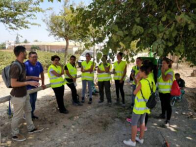 Sebastián Guzmán expone a las trabajadoras el plan de empleo las actuaciones de Medio Ambiente en la Vía Verde, el pinar y el cordón dunar