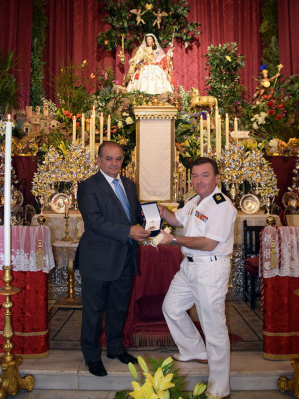Insignia y escudo de la Real Liga Naval Española para la Divina Pastora de Santa Marina en el último día de novenario