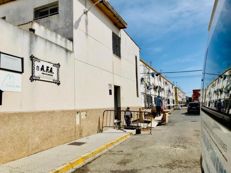 Alzheimer comienza la instalación del ascensor, primer paso para habilitar la segunda planta para atender a 15 enfermos más