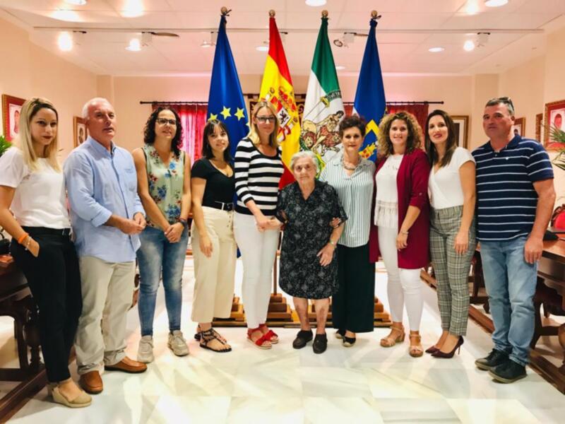 Purificación Fernández Romero homenajeada en el día de las personas de edad por ser la mujer más mayor de Chipiona a sus casi 102 años