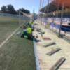 La delegación de Deportes lleva a cabo la instalación de nuevas rejillas en los canales laterales del campo municipal de fútbol