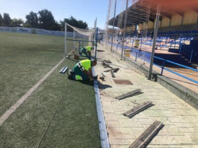 La delegación de Deportes lleva a cabo la instalación de nuevas rejillas en los canales laterales del campo municipal de fútbol