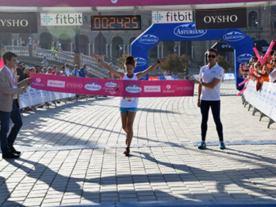 La sevillana Carolina Robles, con un tiempo de 24 minutos y 21 segundos, ha logrado hoy su tercera victoria en la Carrera de la Mujer de Sevilla.