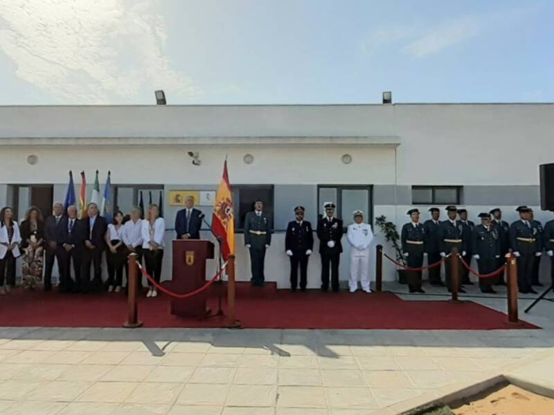 Un acto conjunto del Ayuntamiento y la Guardia Civil homenajea a la Bandera de España en el Día de la Hispanidad