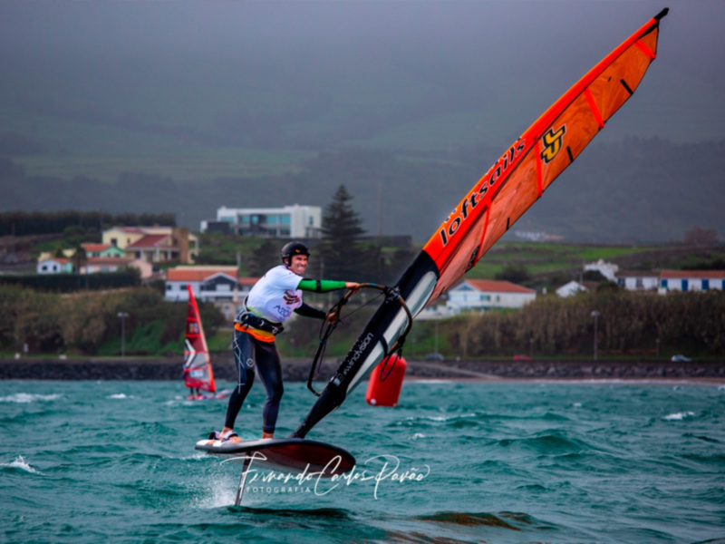 El regatista del CAND Chipiona Fernando Martínez del Cerro marcha primero de su categoría en el Azores Windsurf-Foil Open Challenge