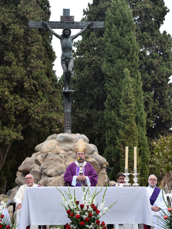 Monseñor Juan José  Asenjo oficio la Solemne misa del día de los Difuntos en la glorieta del Cristo de las Mieles.