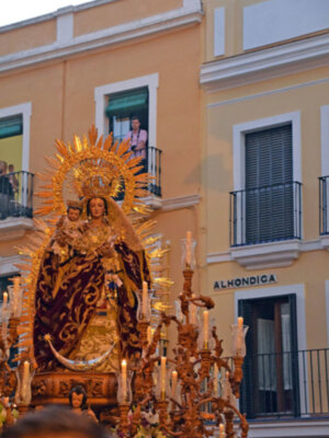 La Virgen del Rosario procesionó por su barrio de Santa Catalina.