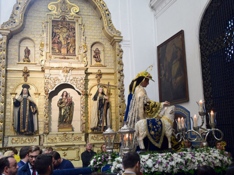 La imagen de la Divina Pastora de las Almas en rosario vespertino por su feligresía.