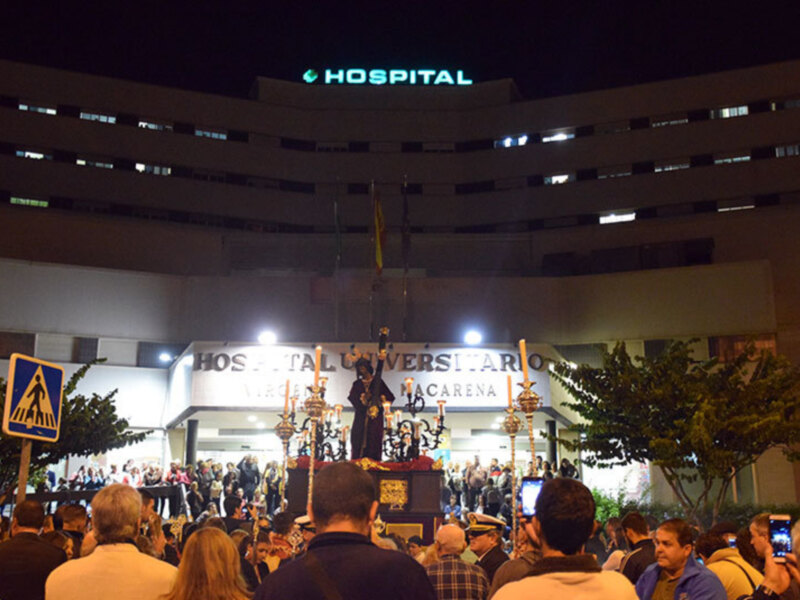 El Nazareno de la Bondad derramó sus bendiciones por sus vecinos del barrio.