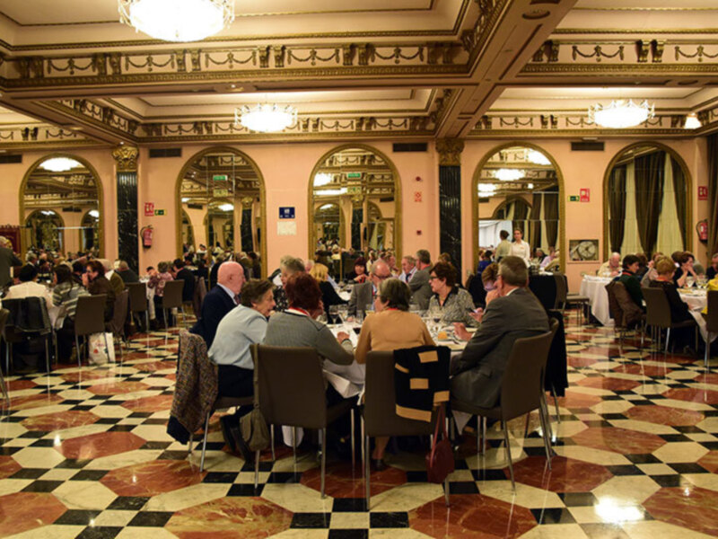 La Asociación de Amigos de la capa en Sevilla, reunió a mas de 600 apasionado de la capa española de todo el país.