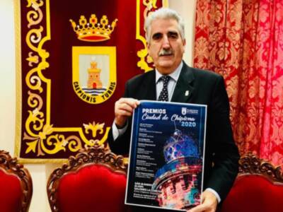 Luis Mario Aparcero presenta el cartel anunciador de los premios ‘Ciudad de Chipiona 2020’ tras su aprobación en pleno