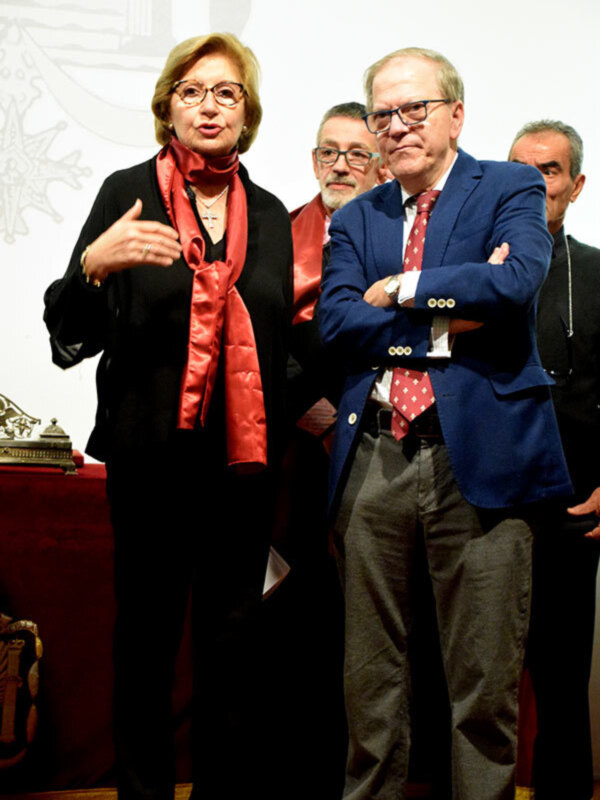 La popular cofrade en la ciudad de Sevilla Maruja Vilches Presentó la Coral “Fraternita” en el Ateneo sevillano