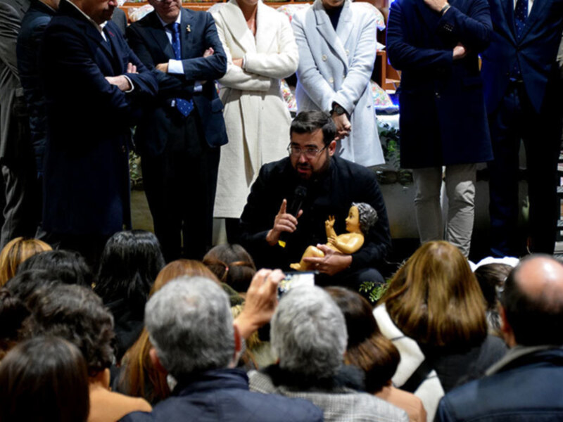 Dios, llegó portando la talla de madera del Niño, que cada enero forma parte esencial del nacimiento en la cabalgata de Reyes.