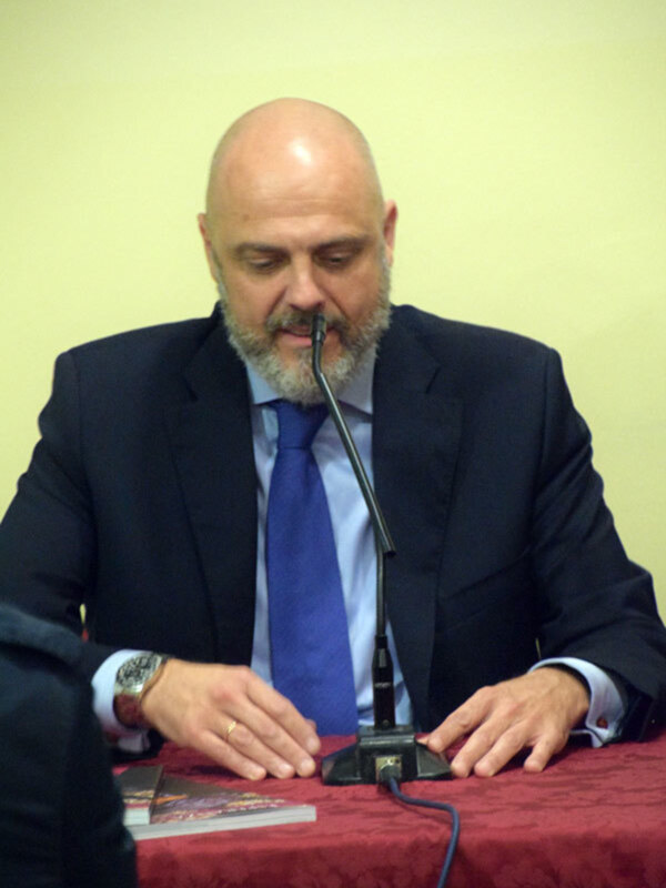 El Hermano Mayor de la Esperanza de Triana presento el Anuario 2019.