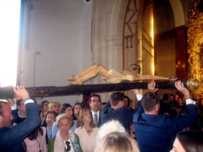 Procesión en andas de las imágenes Benditas de la Hermandad de la Vera-cruz de Alcalá del Río