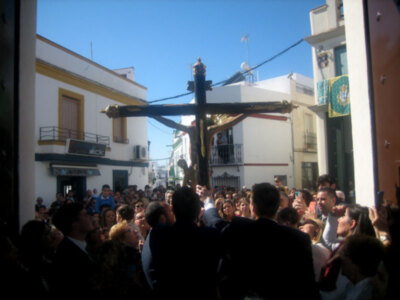 Al termino de los cultos de novena, los titulares de la Hermandad de la Vera-cruz, de la Antigua Ilipense procesionaron en procesión claustral hacia s