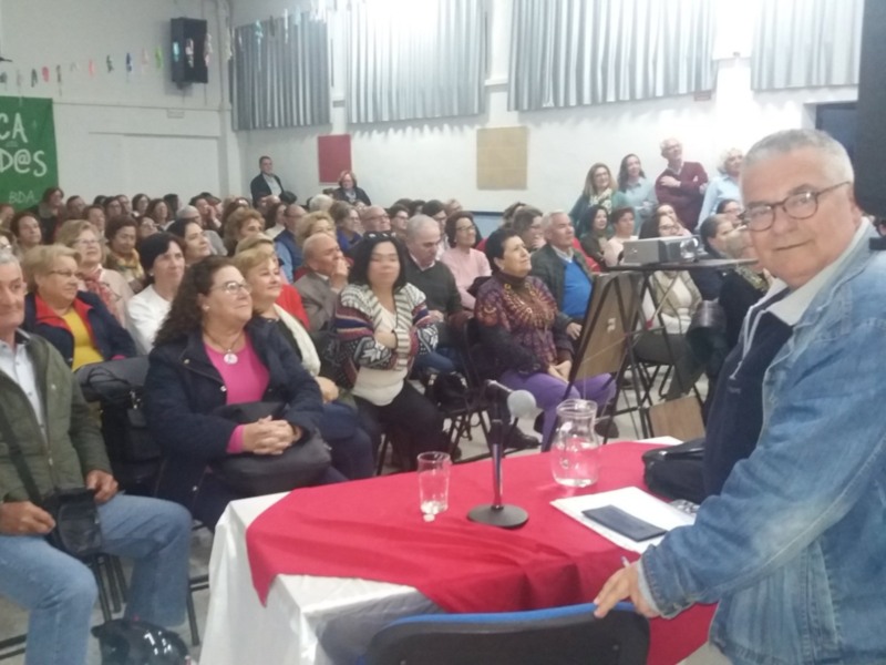 Unas doscientas personas asisten a la conferencia de Juan Mellado sobre la Copla en el Centro de Educación de Adultos Mardeleva de Sanlúcar