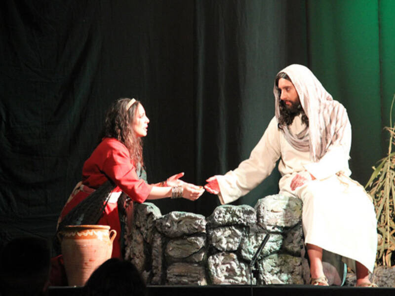 La Hermandad de la Vera-cruz de Alcalá del Río ha realizado una obra teatral benéfica con el título “Pasión y Triunfo”