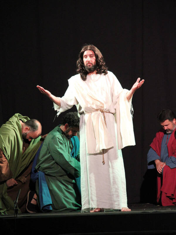 Proyecto de acción  social en la Hermandad de la Vera-cruz de Alcalá del Río con la obra teatral “Pasión y Triunfo”