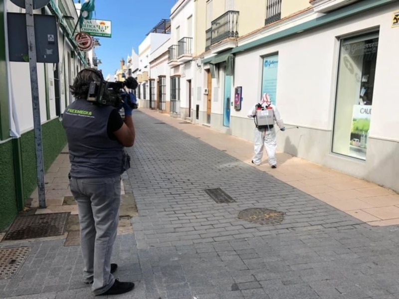 Una empresa especializada contratada por Diputación ha iniciado hoy la desinfección en edificios y espacios de Chipiona