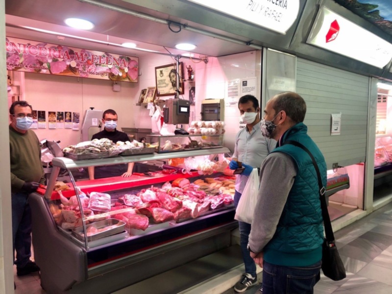 Reparto de mascarillas entre los detallistas de los mercados de abastos de Cádiz