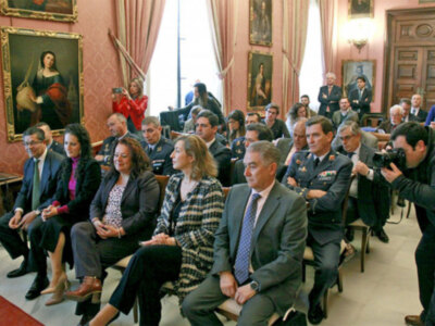 Personalidades militares, autoridades, de Universidades y de turismo en la Sala Colón del  Ayuntamiento de Sevilla en el acto