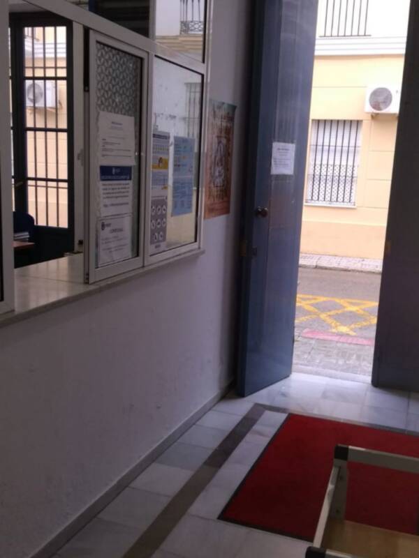  La biblioteca municipal de Chipiona recupera parte de su actividad para entrega, devoluciones y consultas